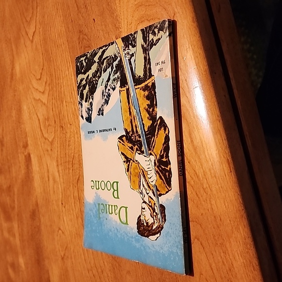 Daniel Boone Softcover Book - Picture 3 of 8